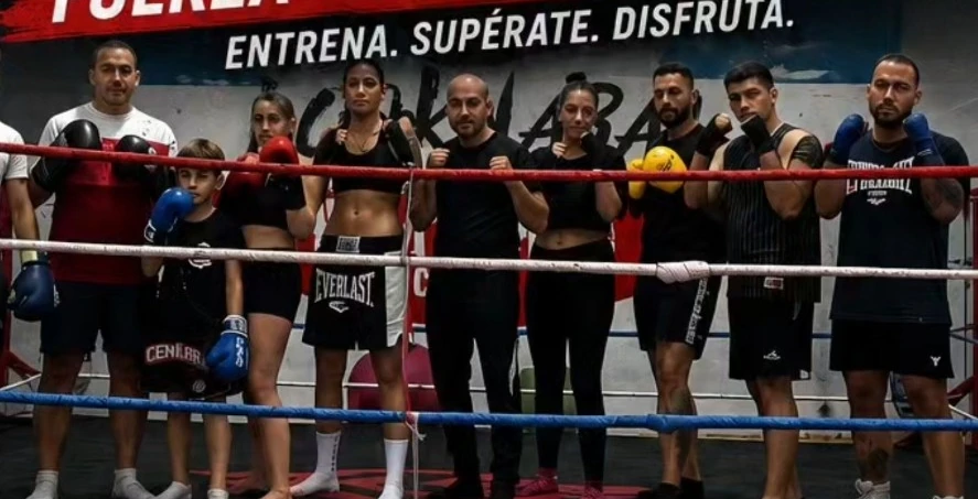 Grupo de boxeo de Looknarai posando con guantes dentro del ring