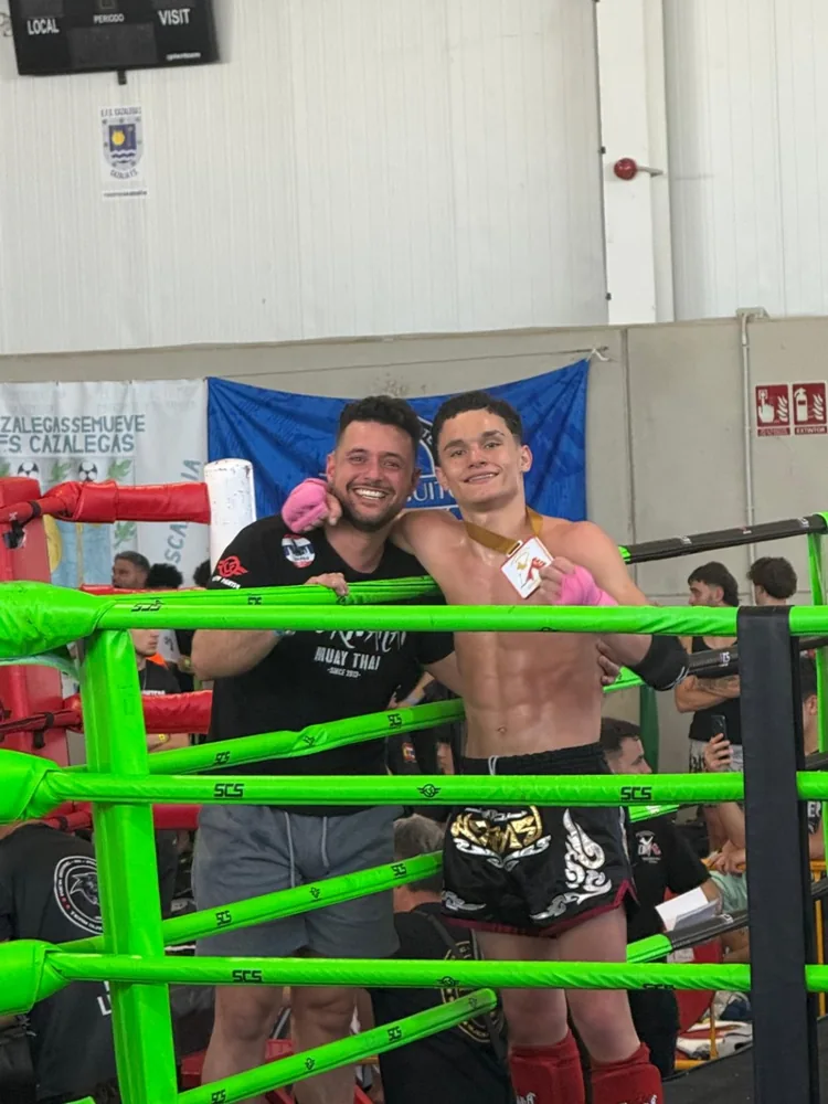 Nuno Da Rocha con un competidor de Looknarai tras un combate