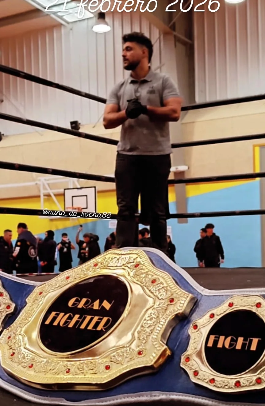 Nuno Da Rocha arbitrando sobre el ring con un cinturón de competición en primer plano