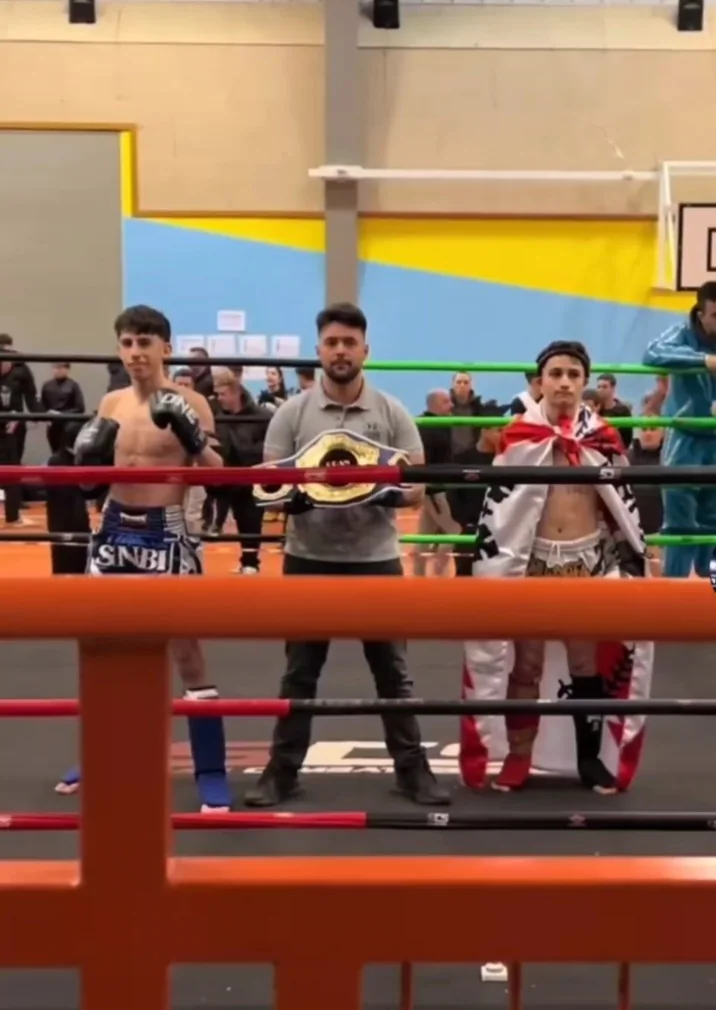 Nuno Da Rocha dentro del ring con los competidores durante un evento