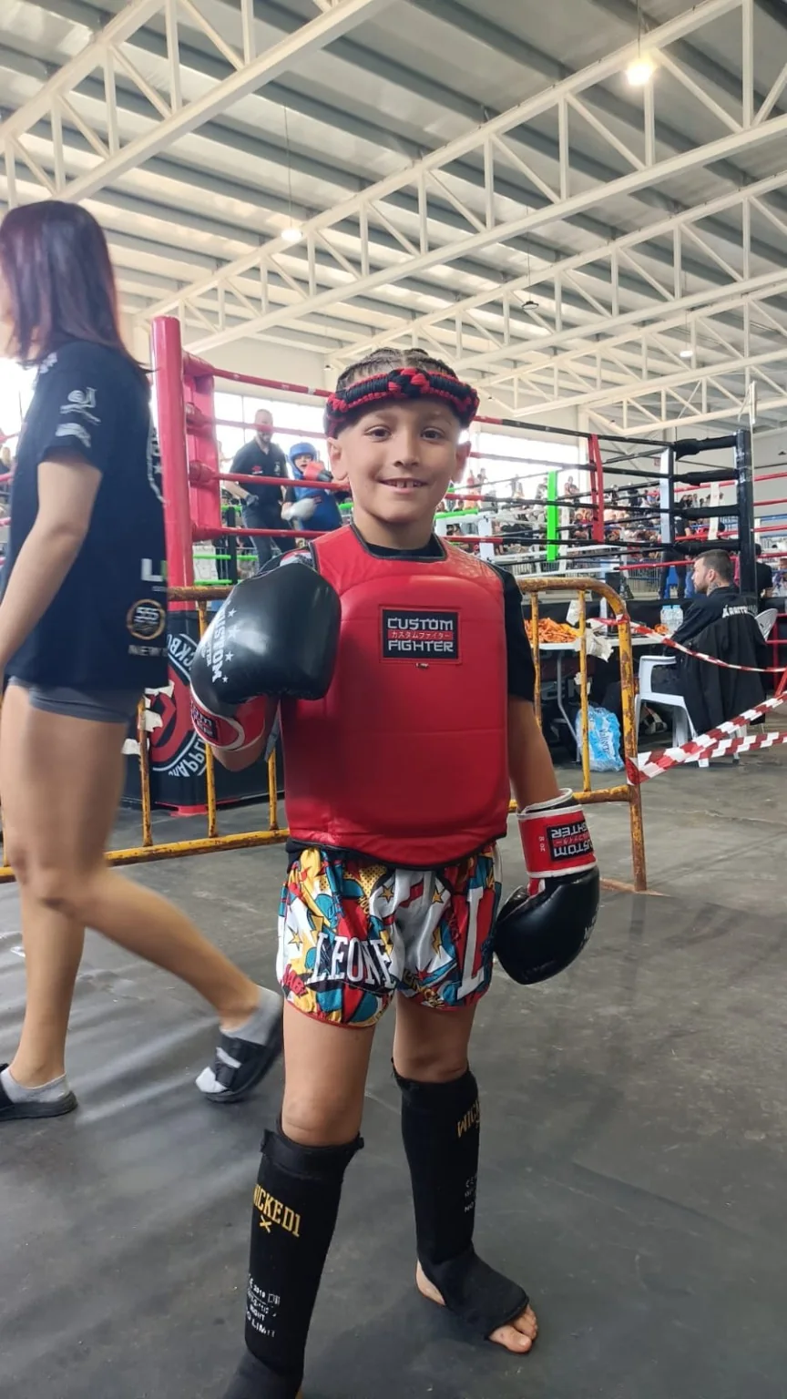 Joven competidor de Looknarai equipado con protecciones de Muay Thai