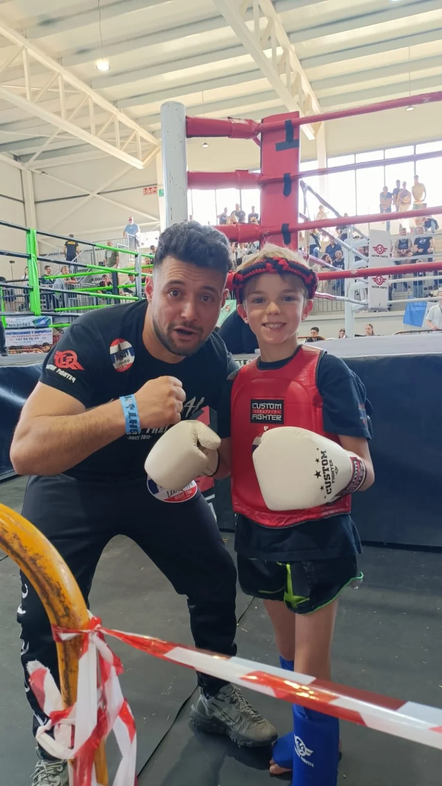 Kru Nuno junto a un alumno infantil de Looknarai durante una competición