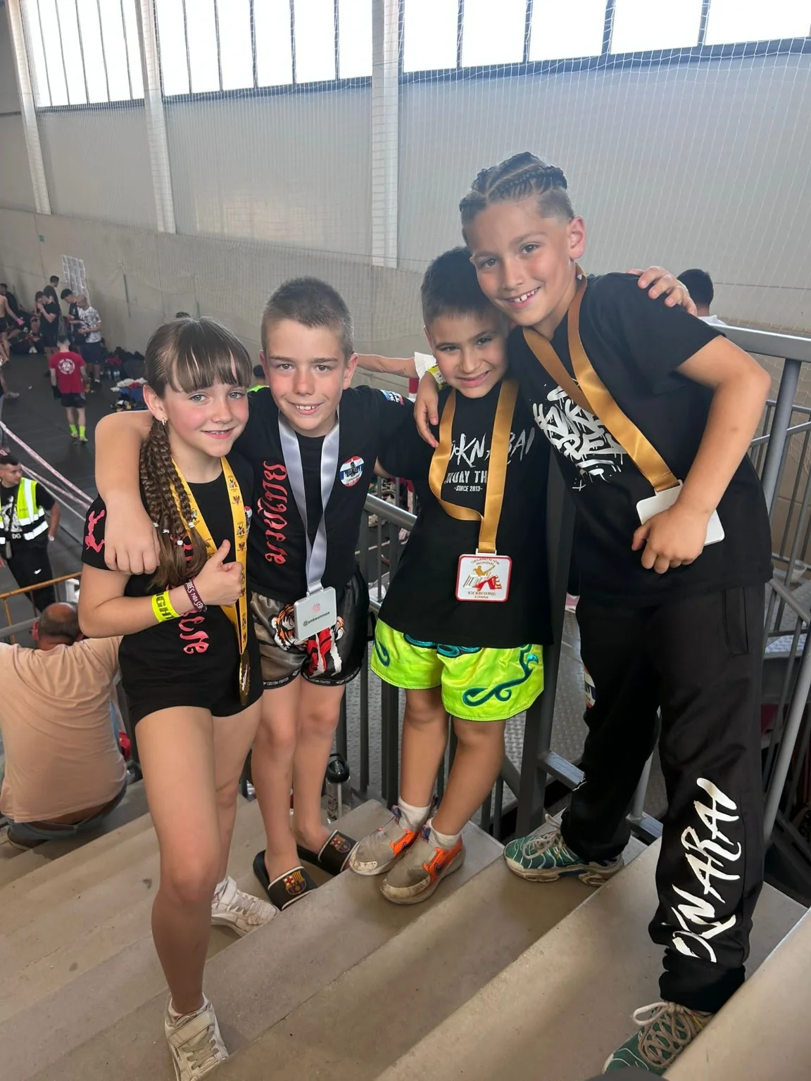 Alumnos infantiles de Looknarai mostrando sus medallas en una competición