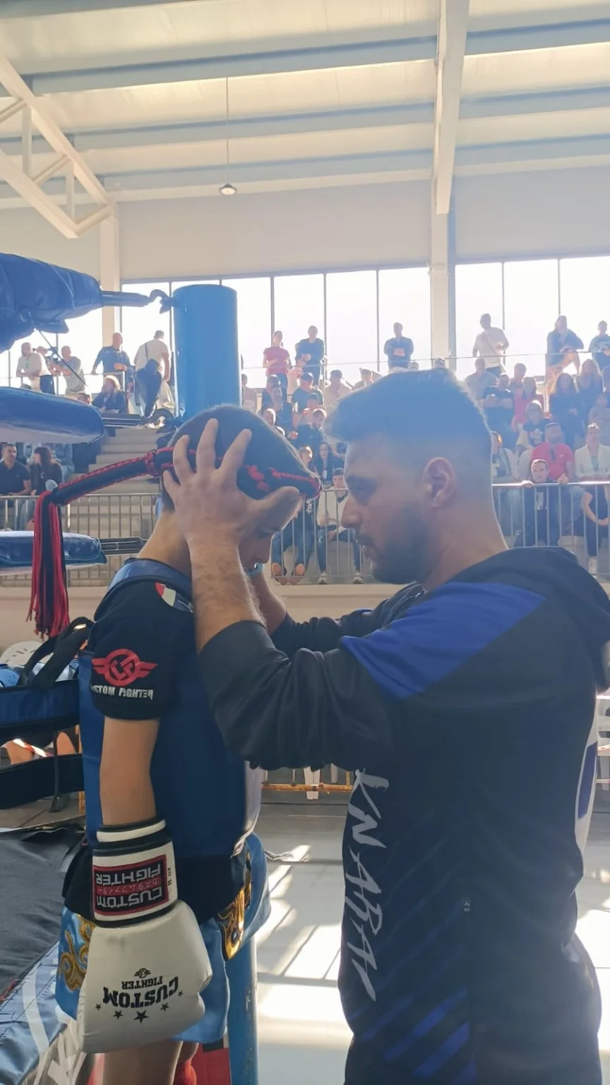 Kru de Looknarai colocando el mongkhon a un alumno antes de competir
