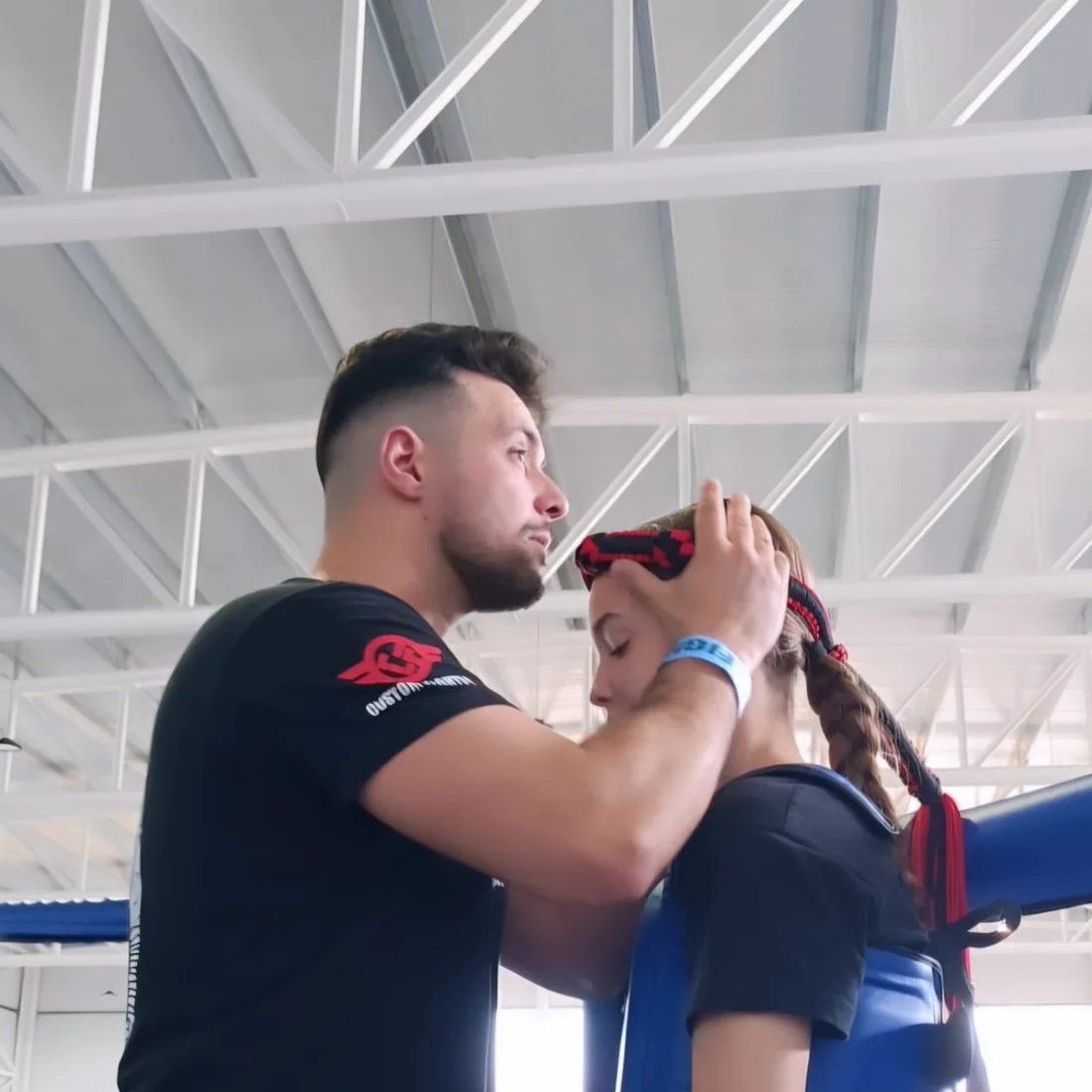 Instructor de Looknarai colocando el mongkhon a una alumna antes de un combate