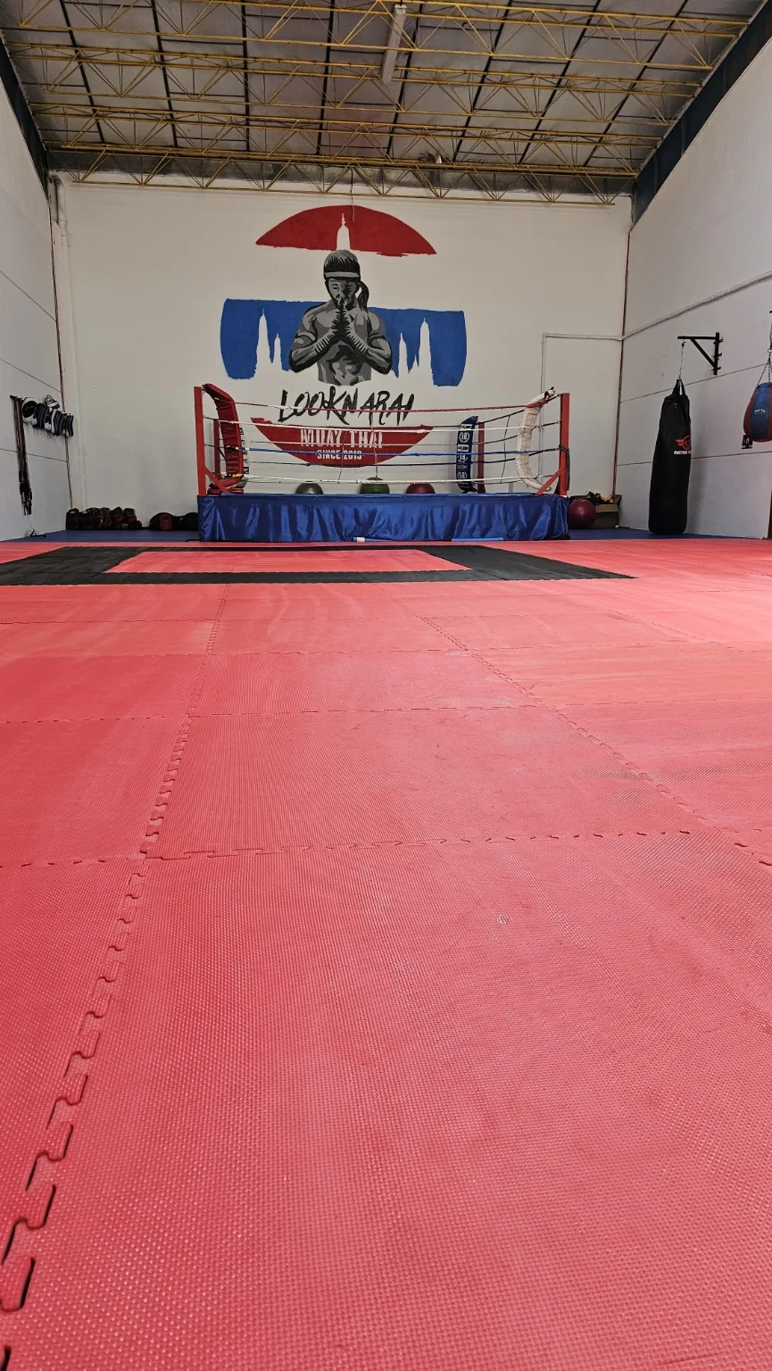 Instalaciones reales de Looknarai en Salamanca, tatami amplio y ring de Muay Thai
