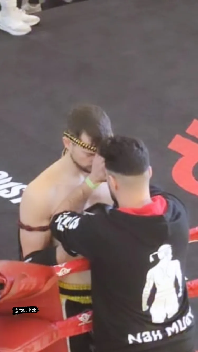 Tradición de Muay Thai durante una competición