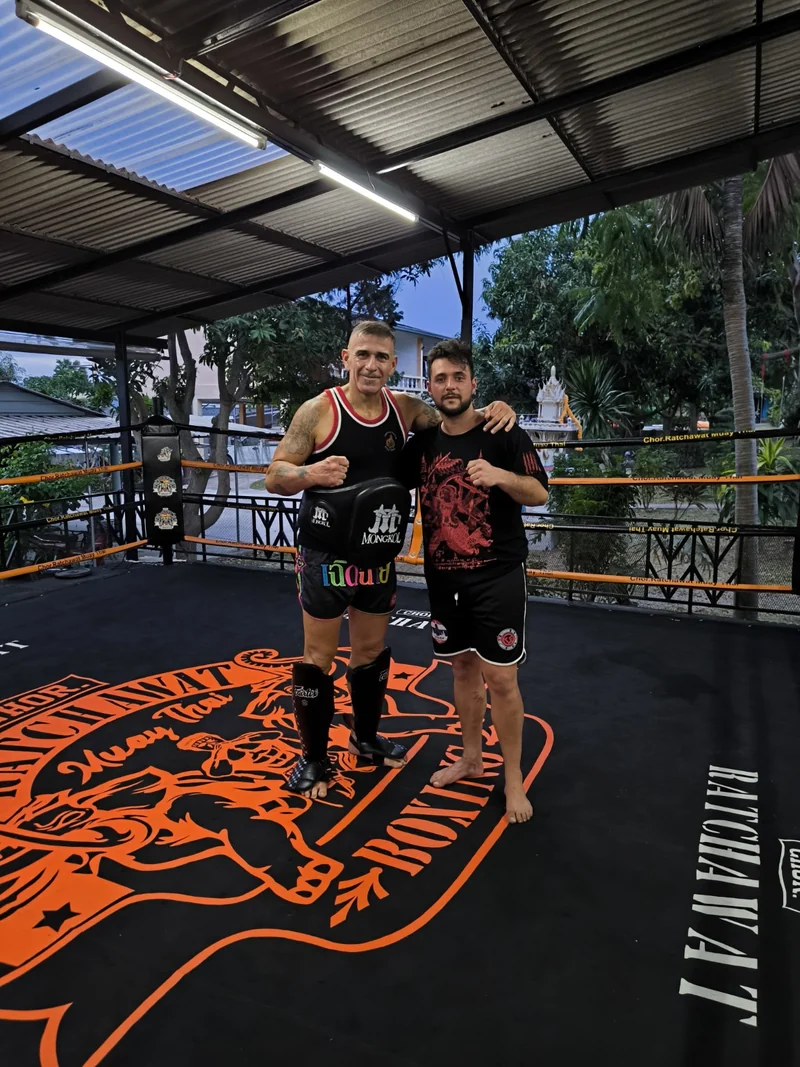 Nuno Da Rocha junto a un compañero de Muay Thai en un ring al aire libre de Tailandia