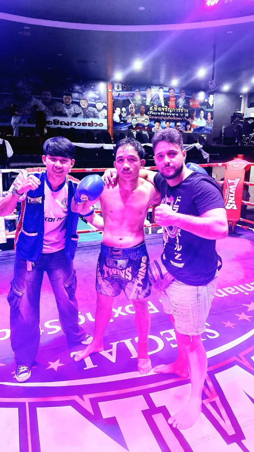 Nuno Da Rocha en la esquina de un ring junto a un luchador tras un combate de Muay Thai en Tailandia