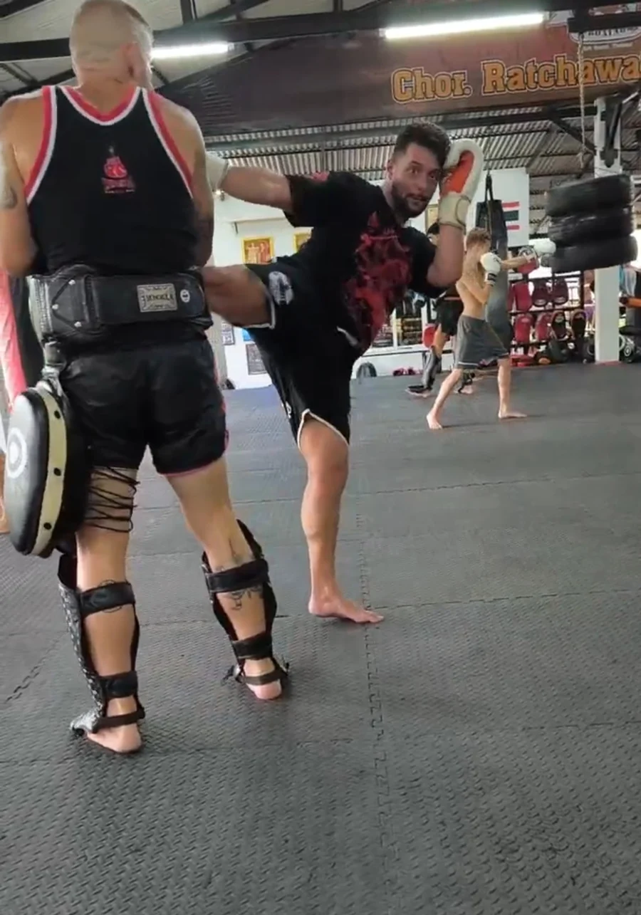 Nuno Da Rocha practicando una patada con un entrenador en un camp de Tailandia